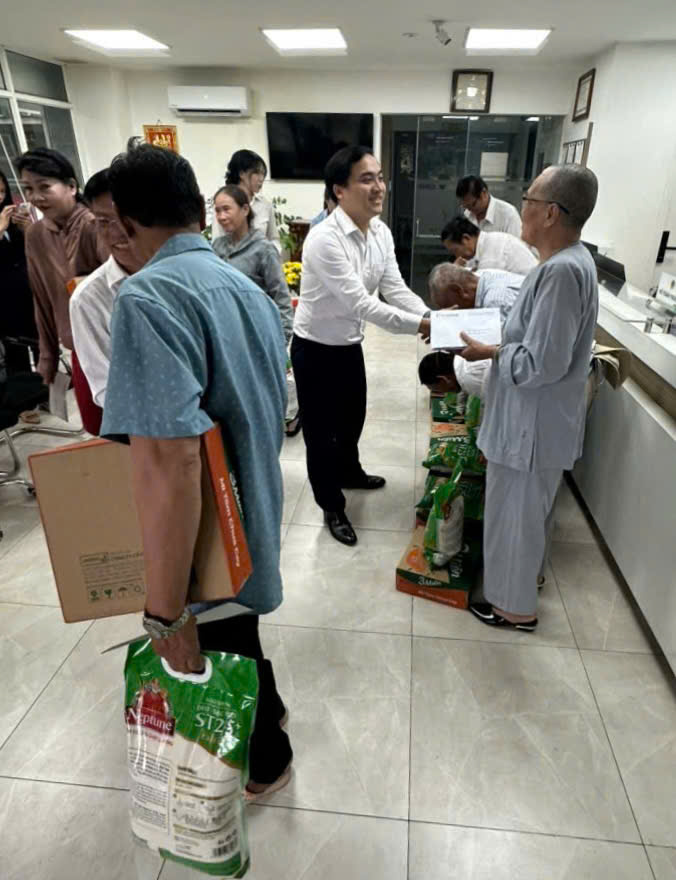 QTDND Nhơn Đức phối hợp cùng Ngân hàng Hợp tác xã Việt Nam – CN TP.HCM trao quà Tết cho các Thành viên có hoàn cảnh khó khăn trên địa bàn 2 z7531066582731 ae98581a35d3671d9e0d9ee4a8c901f1
