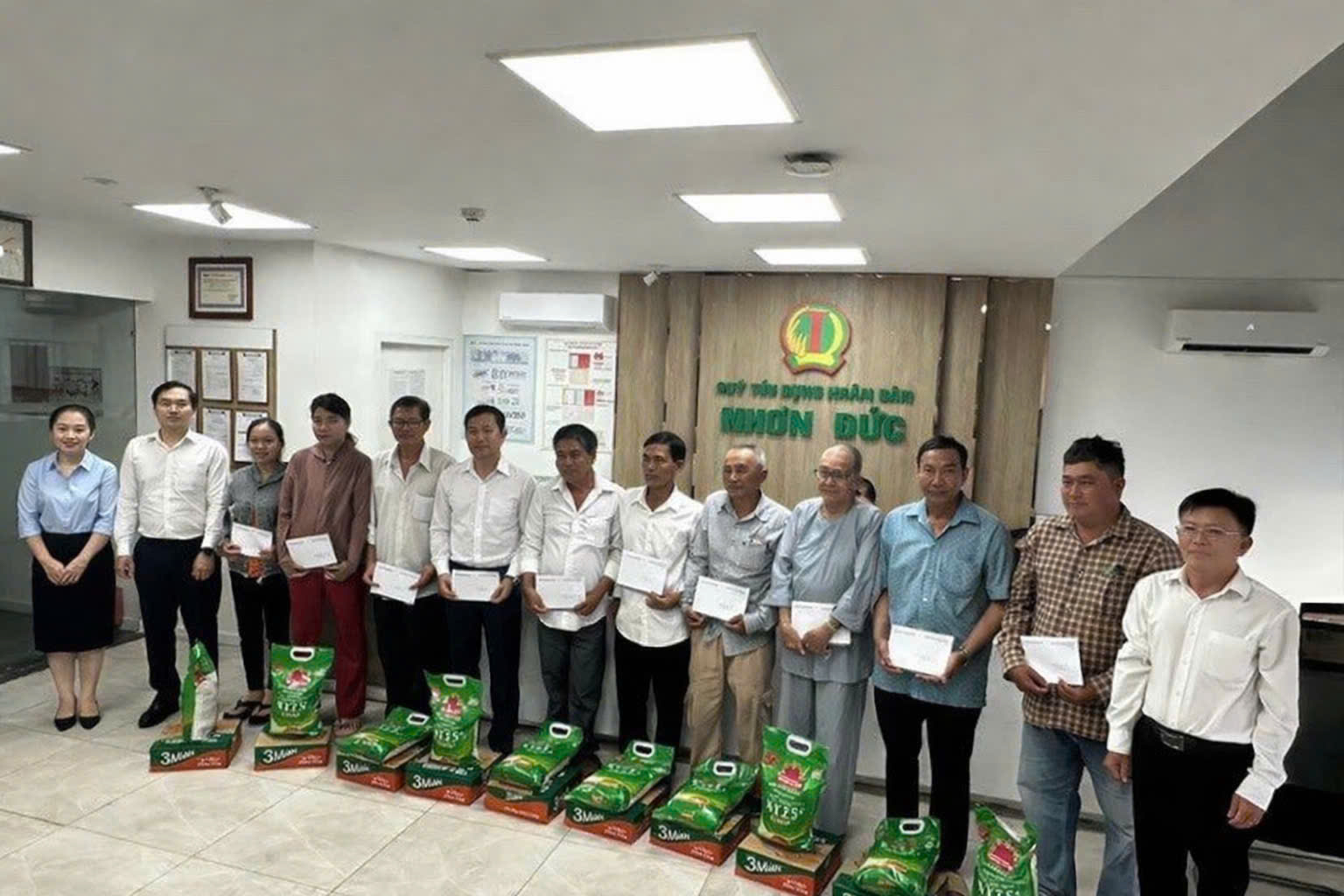 QTDND Nhơn Đức phối hợp cùng Ngân hàng Hợp tác xã Việt Nam – CN TP.HCM trao quà Tết cho các Thành viên có hoàn cảnh khó khăn trên địa bàn 3 z7531066585264 e18185db8c8574adac8dd1cd1e0ce4c6