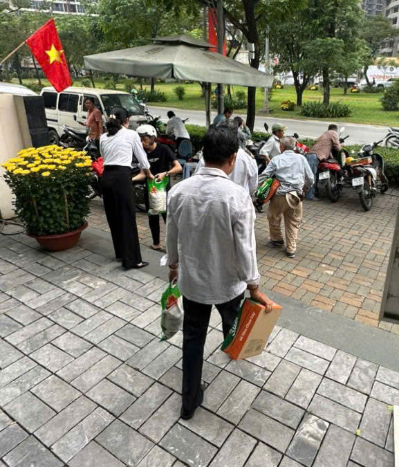 QTDND Nhơn Đức phối hợp cùng Ngân hàng Hợp tác xã Việt Nam – CN TP.HCM trao quà Tết cho các Thành viên có hoàn cảnh khó khăn trên địa bàn 4 z7531066585848 9acc24d4ca6ce4fb53c46b3dddb10222