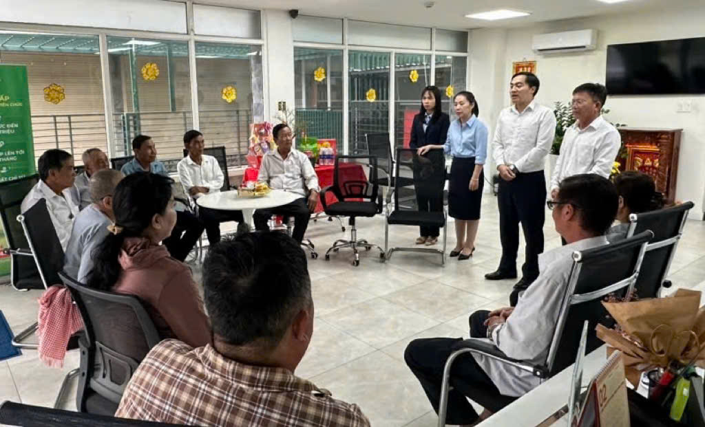 QTDND Nhơn Đức phối hợp cùng Ngân hàng Hợp tác xã Việt Nam – CN TP.HCM trao quà Tết cho các Thành viên có hoàn cảnh khó khăn trên địa bàn 1 Đại diện hai đơn vị phát biểu đôi lời về chương trình tặng quà Tết